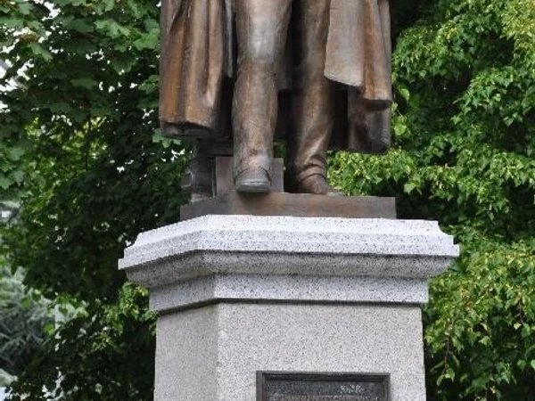 Bild 2: Eilhard Mitscherlich Denkmal